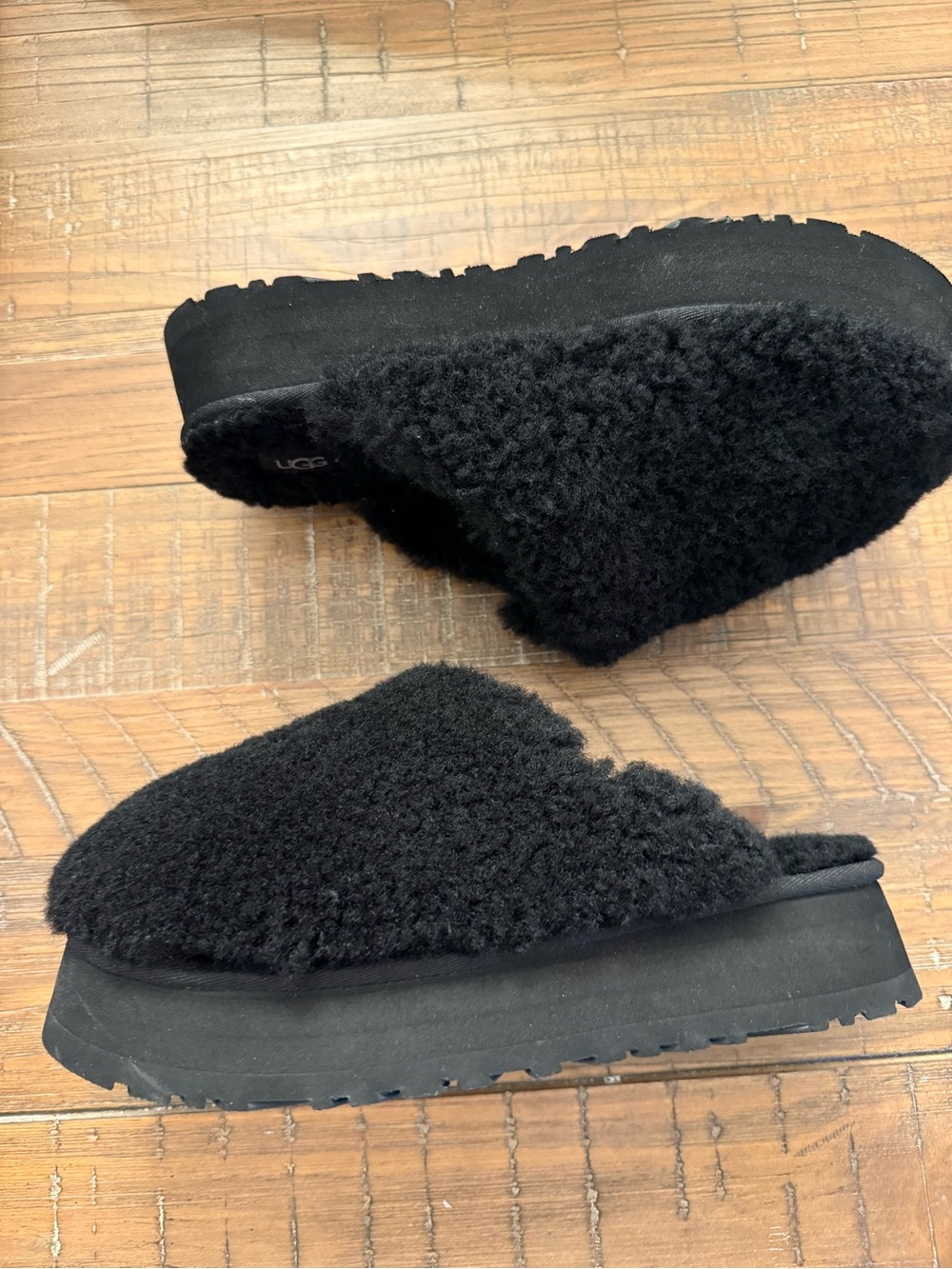 UGG Black Sheepskin Slippers Women’s Size 8 EU 39 Cozy Slip-On - Picture 3 of 8